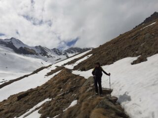 Scendiamo sul sentiero estivo.