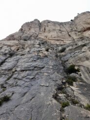 La placca a scivolo da cui attacca La Buoisson, in alto a sx l'evidente camino di uscita