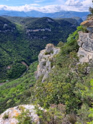 Punto di uscita della via con corda fissa visto dal sentiero