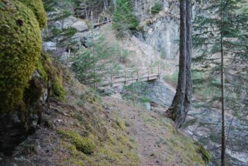 Il ponte sul torrente Molinaz; appena oltre si incrocia il sentiero 4