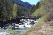 L’attraversamento del torrente Chalamy sul sentiero 4-4A, appena sotto Covarey, ritornando a Gettaz des Allemand
