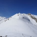 In primo piano l'Incianao, in secondo il Briccas. Sullo sfondo la cima delle Lose