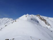 In primo piano l'Incianao, in secondo il Briccas. Sullo sfondo la cima delle Lose