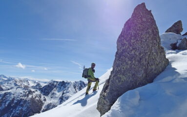 Tratto tra rocce per la cima.