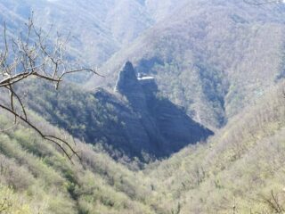 Il Castello della Pietra scendendo da Caprieto