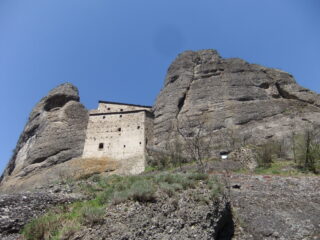 Il Castello della Pietra scendendo verso la Provinciale