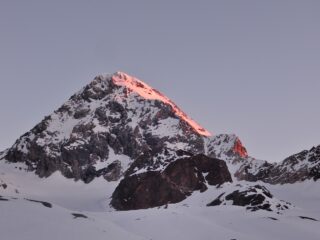 Le prime luci dell'alba sulla pala