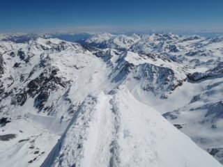 Vista di vetta con l'ultimo tratto di cresta