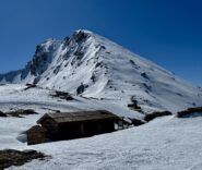 al colle del Beth il bivacco omonimo e sullo sfondo i percorsi di salta alla punta.