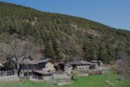 L’arrivo a Herin; sulla verticale, tra i pini, i fabbricati della vecchia miniera