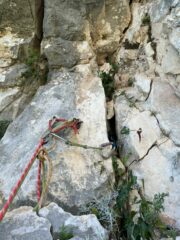 La sosta di L1, già integrata con il mio materiale. Inizialmente ho usato il friend come parte integrante della sosta, qua l'ho solo temporaneamente rimesso per la foto