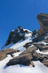 La vetta vista dalla brevissima dorsale/cresta (dx oro).