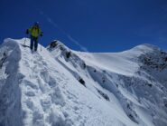 In discesa poco prima del pendio con tutta la cresta alle spalle