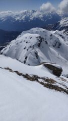 L'anticima cin la croce vista dalla punta vera del m. Meabé