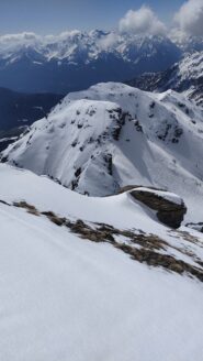 L'anticima cin la croce vista dalla punta vera del m. Meabé