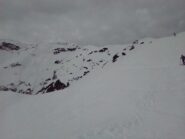 A dx la classica via normale, a sx il versante nord dai pressi dell'inghiottitoio