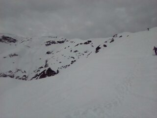 A dx la classica via normale, a sx il versante nord dai pressi dell'inghiottitoio