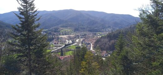 Calizzano dall' inizio del costone di salita 