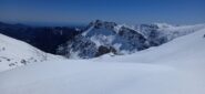 Parte centrale su ottima neve primaverile con davanti la Cresta del Fera' 