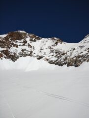 Ben visibile la fascia di rocce basale e il traverso verso dx (guardando l'immagine) da cui avrei voluto scendere.