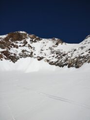 Ben visibile la fascia di rocce basale e il traverso verso dx (guardando l'immagine) da cui avrei voluto scendere.