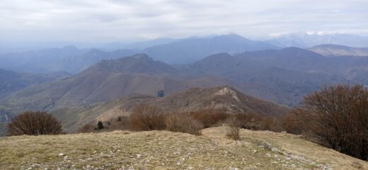 Discesa verso il Giogo di Toirano con la Rocca Barbena al centro 