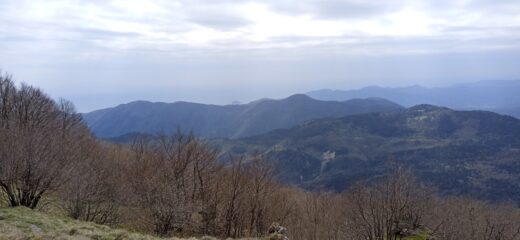 La cresta da seguire con in fondo il Monte Acuto 