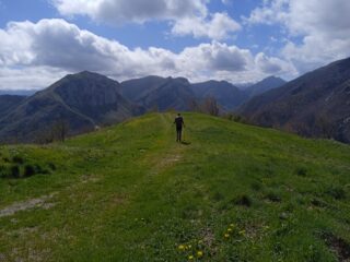 Discesa verso i casolari Bavi con la Rocca Ferraia davanti e il fondovalle Tanaro 