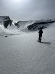 In lontananza i pendii con il distacco