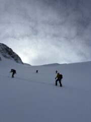 Sul ripido pendio a sx del ghiacciaio.