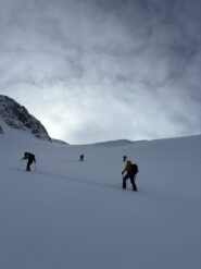 Sul ripido pendio a sx del ghiacciaio.