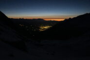 prime luci del giorno, in basso Aosta illuminata