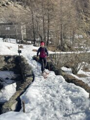 Attraversando l'antico ponte. 