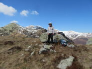 la cima è segnalata da una rustica croce di legno