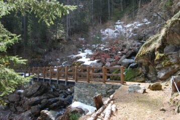 Il ponte sul torrente dove i sentieri 5 e 5A si dividono