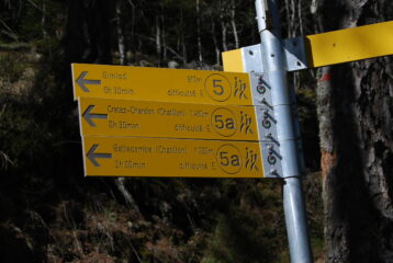 Poco sotto Mont Giron lo stacco dal sentiero 4 dei sentieri 5 e 5A che ritornano a Chatillon