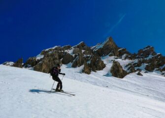 Sullo sfondo l'Aiguille de l'Oronaye (canaletti slavinati)
