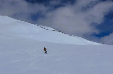 Ultime curve decenti prima della neve bagnata da metà in giù.