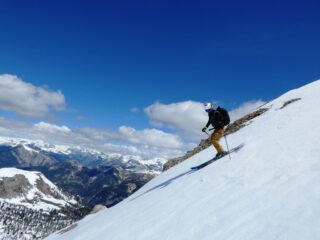 Partenza dalla cima su neve dura