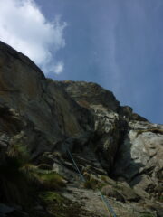 L'ultimo tiro da S3: la sosta della via diedri è a sn dell'alberello al termine del muro rosso