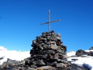 La croce che precede di poco la vera sommità.