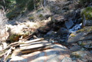 Sul sentiero 3, il ponte crollato sul torrente Pessey prima di Praz Negoz