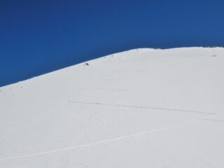 Traccia sotto la vetta