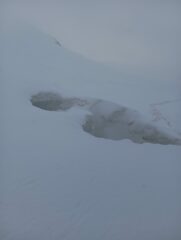 la crepaccia terminale alla base del muro di neve