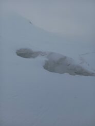la crepaccia terminale alla base del muro di neve
