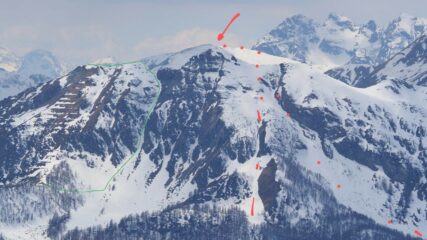 In rosso i canali Est della cima 