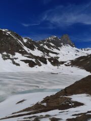 Il lago blu per buona parte ancora ghiacciato