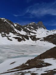 Il lago blu per buona parte ancora ghiacciato