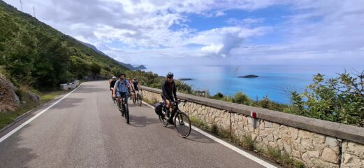 Prime pedalate sul breve tratto costiero del mar tirrenico