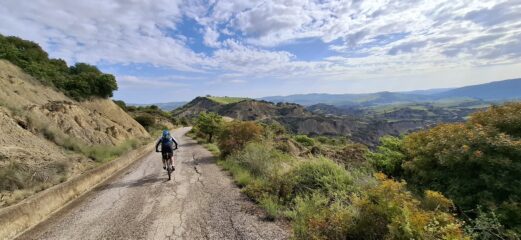 Lungo la suggestiva strada del parco dei Calanchi